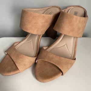 Jennifer Lopez nude suede heals